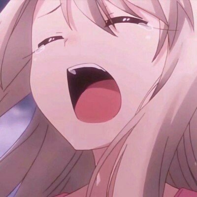 女演员表演时裙子被火焰引燃